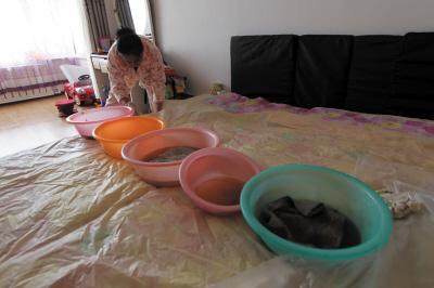 奉新楼上漏水，住户失联，小区没物管，业主维权难！律师来支招……